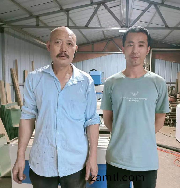 廣(guang)西(xi)桺(liu)州(zhou)1325一(yi)拕四(si)木(mu)工(gong)鵰刻(ke)機(ji)