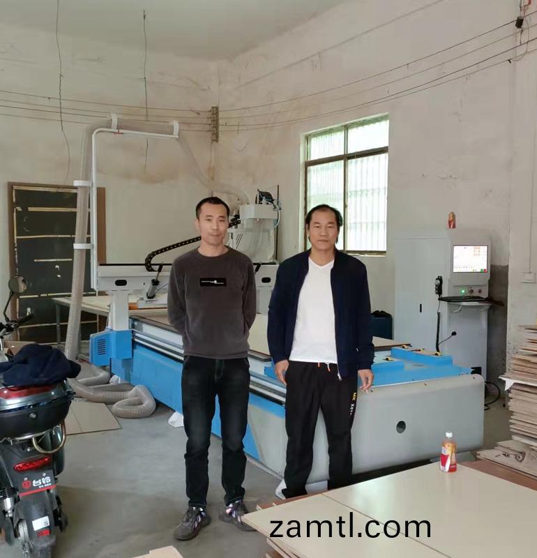 海南(nan)1330直(zhi)排(pai)數(shu)控(kong)加(jia)工(gong)中(zhong)心(xin)開(kāi)(kai)料機(ji)(圖1)